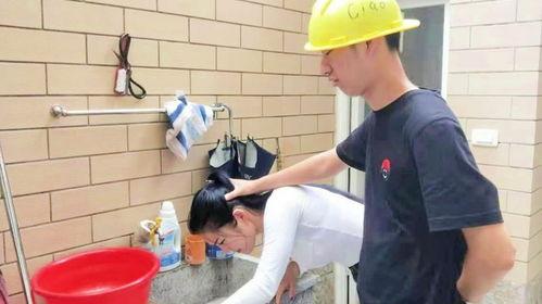 女老板来检查你带她工地搬砖,携手员工共搬砖