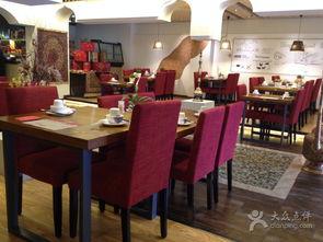 红石榴餐厅,融合美食与文化，打造独特餐饮体验